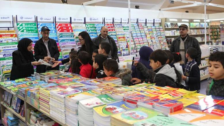 أطفال تجمهروا في رواق خاص بكتب الطفل بالمعرض الدولي للنشر والكتاب بالبيضاء
