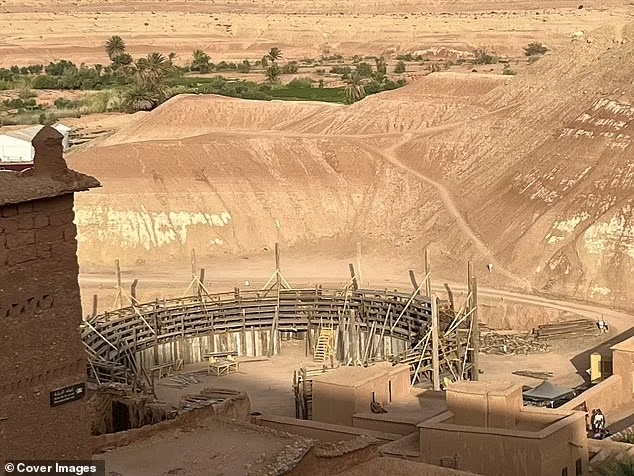 Une arène géante est en cours de construction sur le plateau de tournage et  évoque l'amphithéâtre du premier opus du film "Gladiator".
