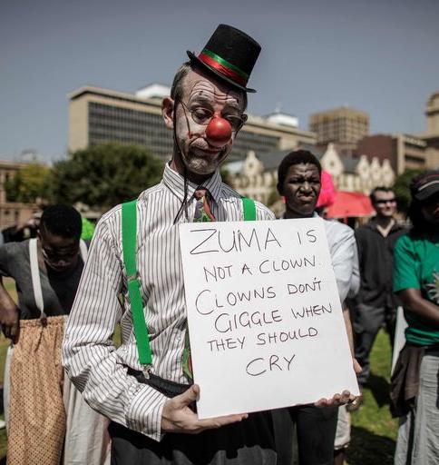 "Zuma n'est pas un clown. Les clowns ne rient pas bêtement quand ils doivent pleurer". 