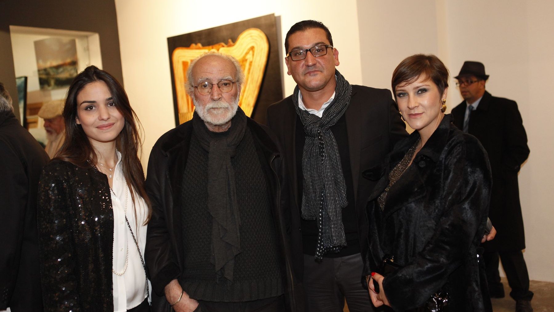Des artistes et des passionnés d'art se retrouvent autour de l'œuvre colorée de l'artiste peintre Moa Bennani.
