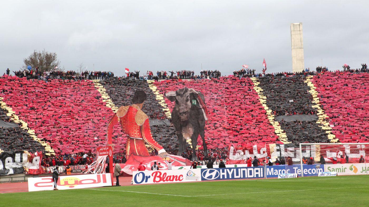 Le public wydadi a présenté ce tifo représentant un torero et un taureau sur fond rouge, noir et or. 
