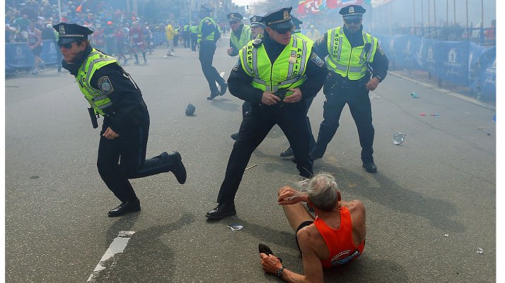 15 avril 2013, Boston est sous le choc. La ville, qui abrite son marathon annuel, mondialement connu, est victime d'un attentat à la bombe. La première explosition a lieu 2h40 min après que le vainqueur de la course masculine avait franchi la ligne d'arrivée.
