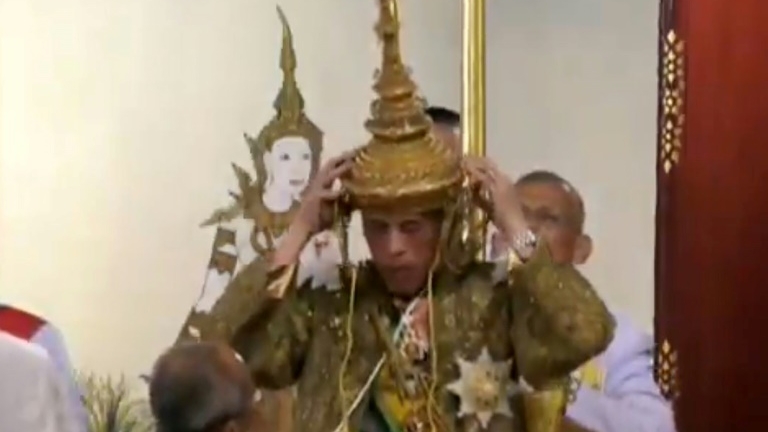 Capture d'image de la télévision thaïlandaise, le 4 mai 2019, du roi Maha Vajiralongkorn posant sur sa tête la "Grande Couronne de la Victoire", lors des cérémonies pour son couronnement à Bangkok.
