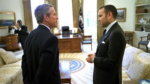 Avril 2002, dans le bureau ovale de la Maison blanche, le roi Mohammed VI et le président George Bush abordent l'avenir des relations entre les deux pays.
