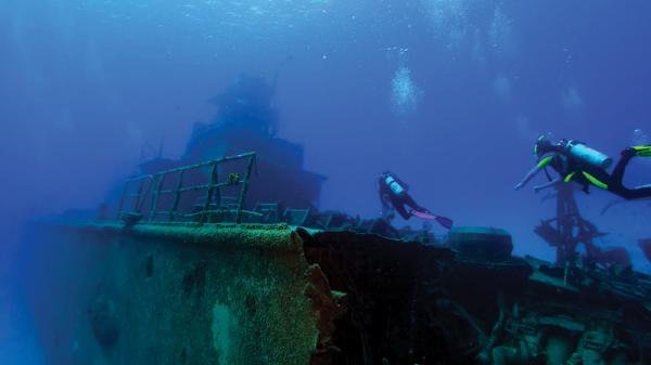 En Micronésie, plongez dans les fonds marins de l'atoll de Chuuk, où l'on trouve un cimetière d'épaves de navires de guerre japonais datant de la seconde guerre mondiale

