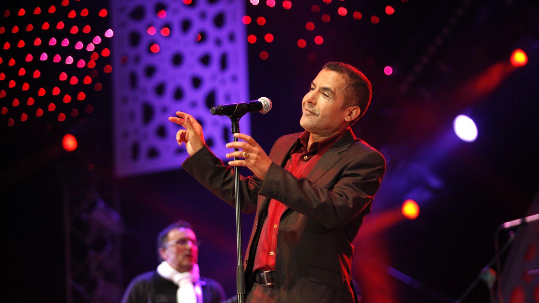 Cheb Mami a fait son grand retour au Maroc sur la scène de Hay Nahda devant des milliers de spectateurs
