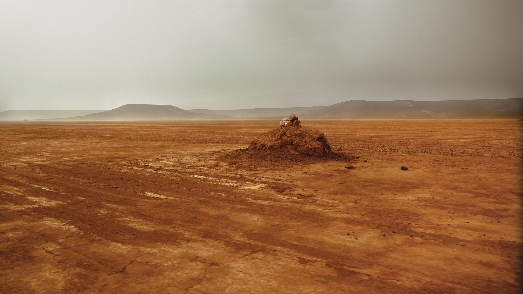 Le désert entre les villes de M’Hamid et Foum Zguid au sud du Maroc.
