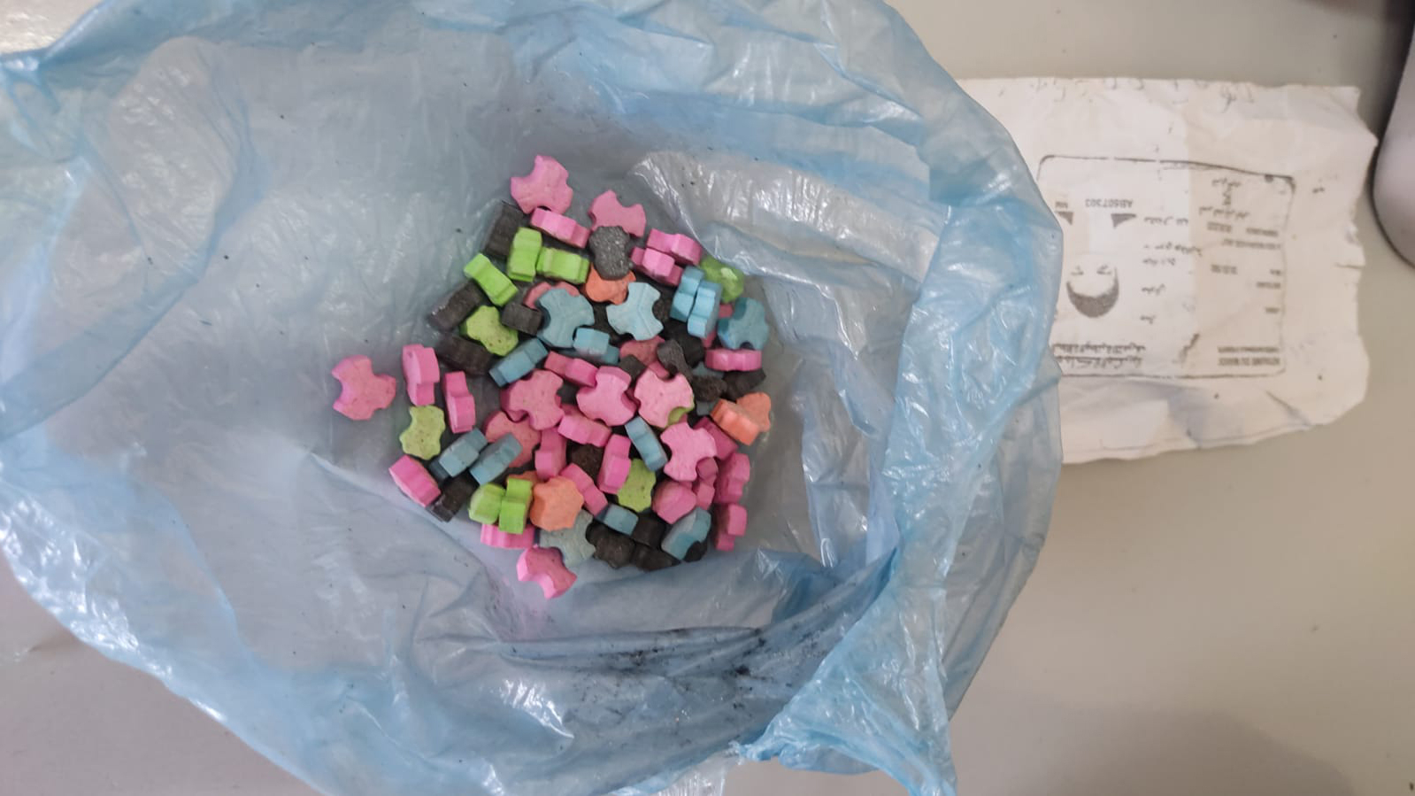 L’opération de perquisition menée au domicile d'un suspect a abouti à la saisie de 5.437 comprimés de psychotropes (2.700 comprimés du Nordoz, 1.485 comprimés de Rivotril, 1.170 comprimés de Zépam et 82 comprimés d’Ecstasy).

