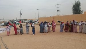 Sit-in de familles sans défense sévèrement encadré par les géôliers de Tindouf. 
