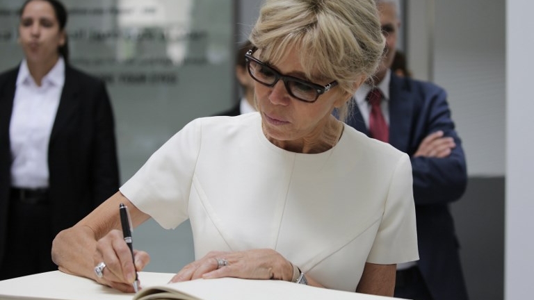 Brigitte Macron signant le livre d'or du musée Mohammed VI d'art moderne et contemporain.
