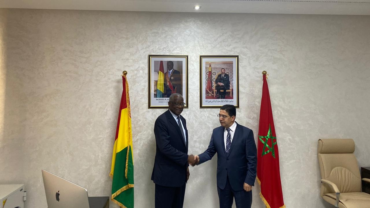Le ministre des Affaires Étrangères et des Guinéens de l’Étranger, Mamadi Touré, avec son homologue Nasser Bourita, après l'inauguration, ce vendredi, du Consulat général de la Guinée à Dakhla. 
