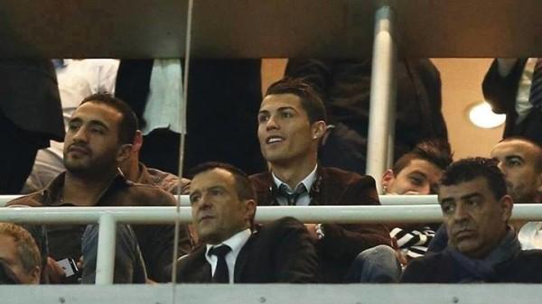 Badr Hari et Cristiano Ronaldo dans la tribune officiel du stade Santiago Bernabeu.
