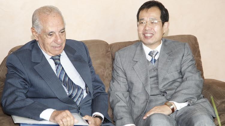A gauche Abdelhaq Lamrini, historiographe du royaume et l'ambassadeur de Chine au Maroc, Sun Shuzhong
