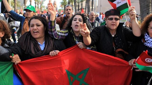 Des militants marocains, des acteurs de la société civile et des citoyens se sont solidarisés avec le peuple frère tunisien.
