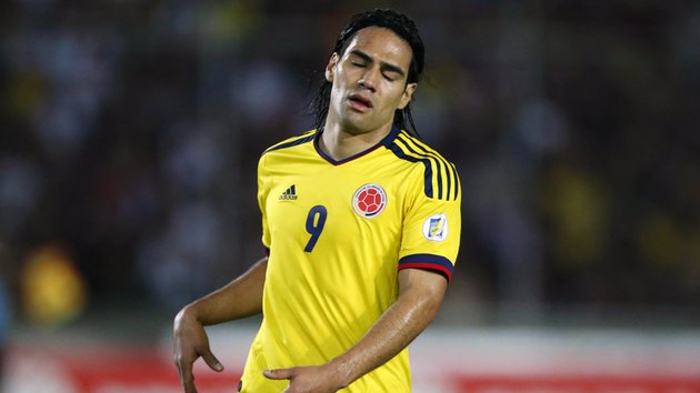 Radamel Falcao, l'attaquant colombien de l'AS Monaco blessé au genou, ne sera pas du voyage au Brésil. C'est "une douloureuse nouvelle pour la Colombie", selon le quotidien colombien El Pais. L'attaquant star a inscrit 20 buts en 51 sélections.
