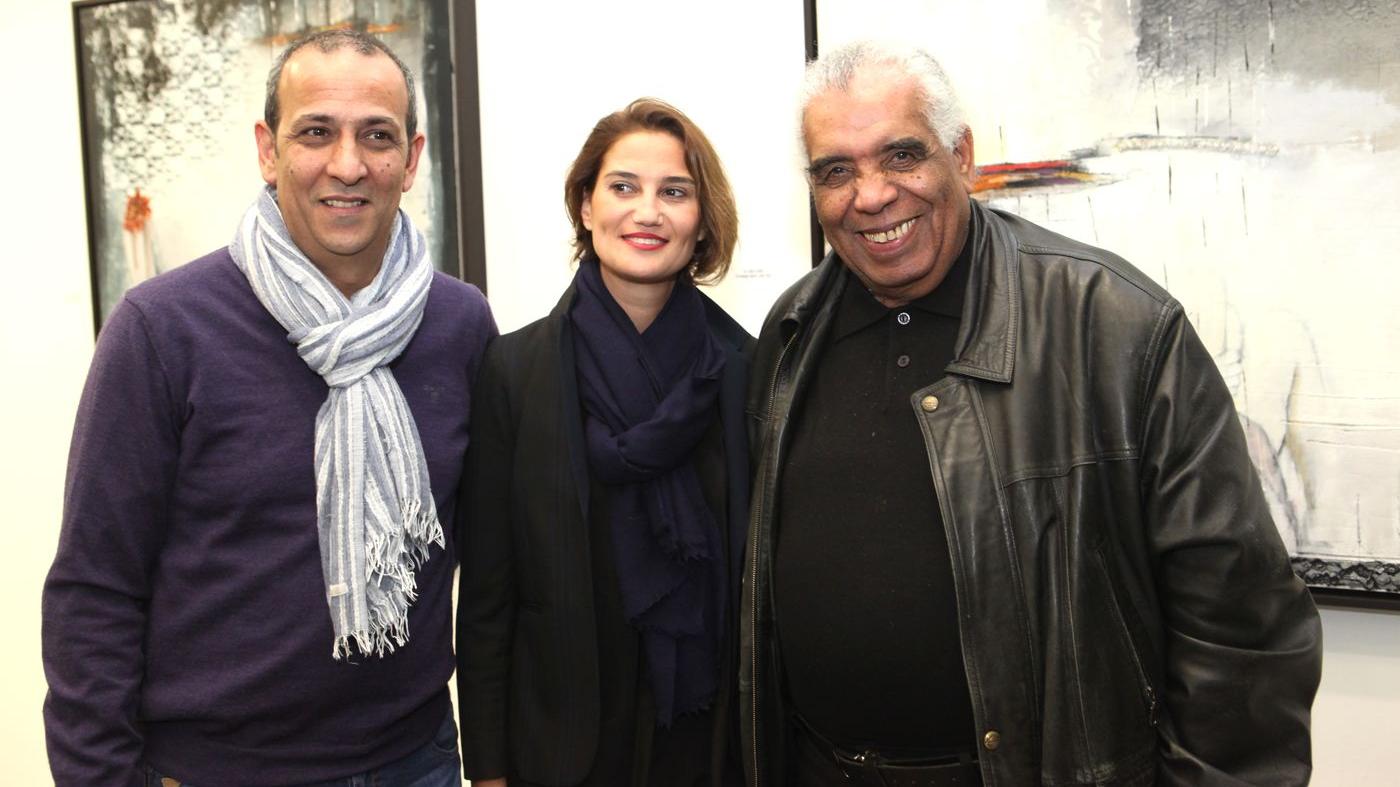 L'artiste en compagnie des peintres Narjiss El Joubari et Talal.
