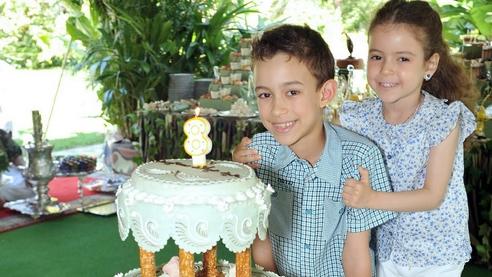 صورة تجمع الأمير مولاي الحسن مع أخته الأميرة للاخديجة، خلال احتفال ولي العهد بعيد ميلاده الثامن
