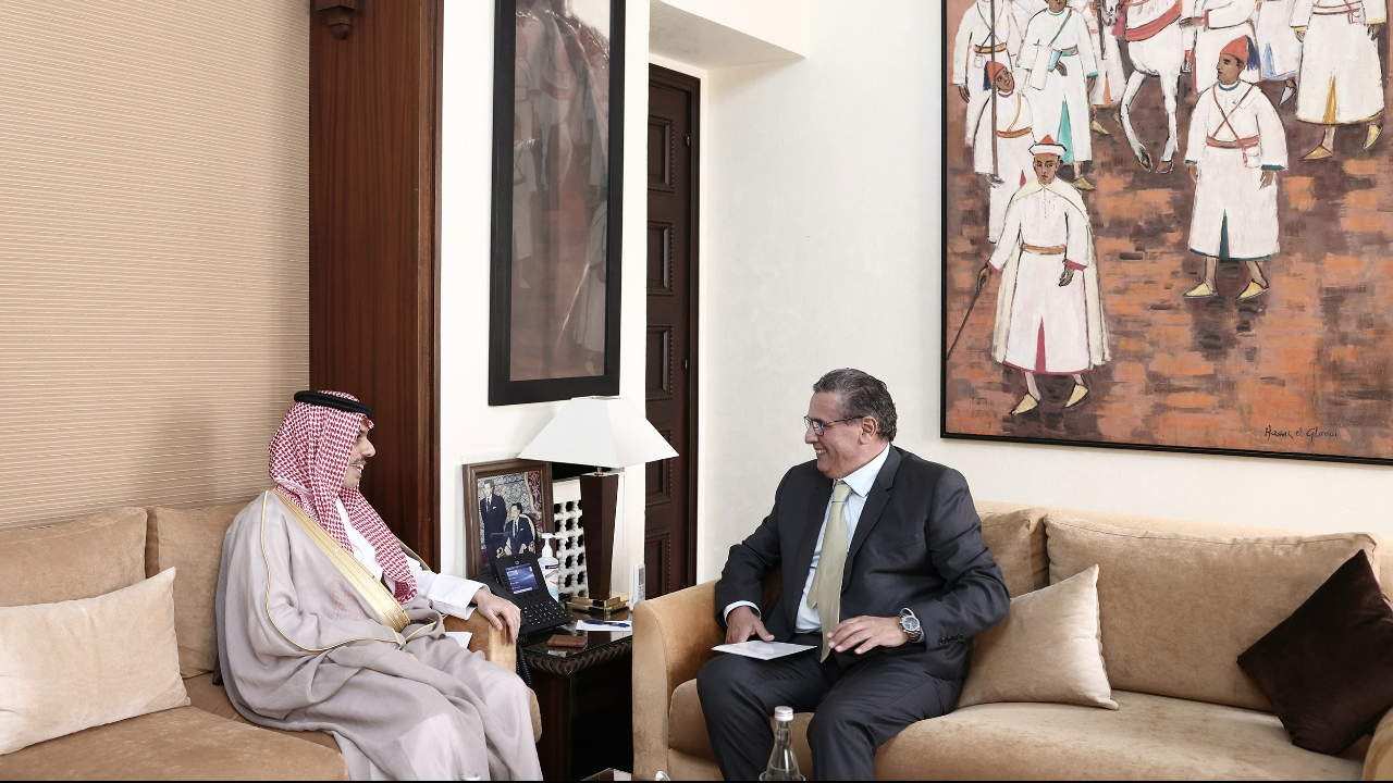 Aziz Akhannouch, chef de gouvernement, et le prince Faisal bin Farhan bin Abdullah Al Saoud, ministre des Affaires étrangères du Royaume d'Arabie saoudite, le 16 juin 2022, au siège de la Primature, à Rabat.
