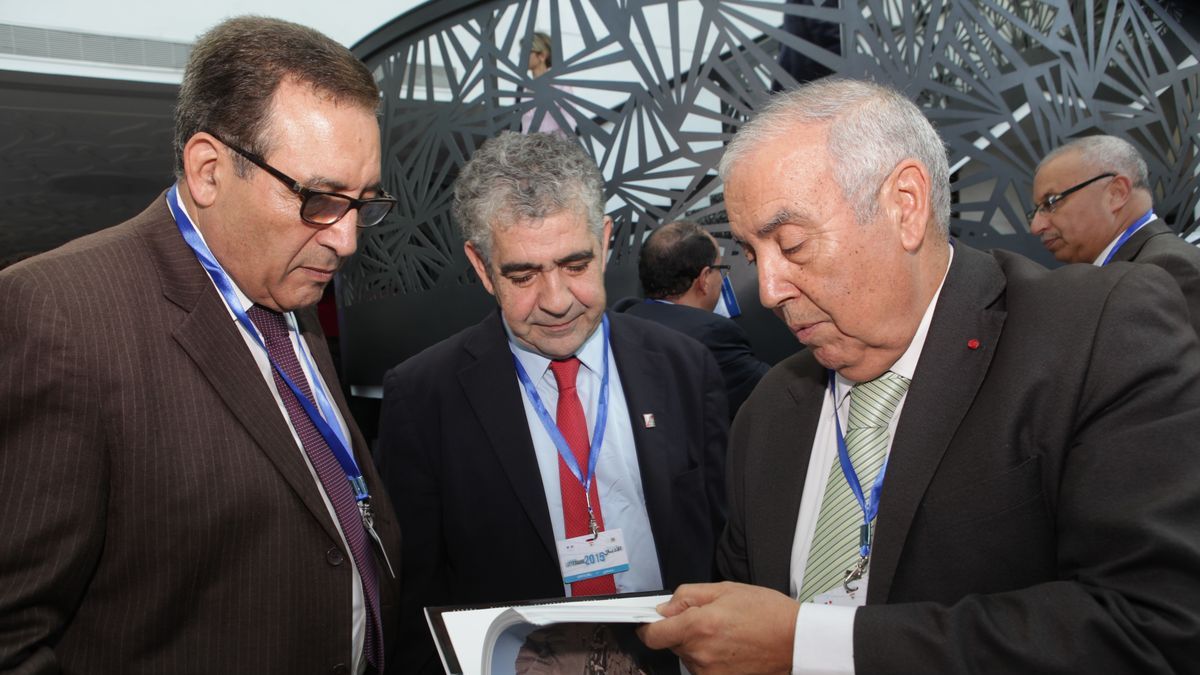L'éditeur Abdelkader Retnani  (à droite) présente son dernier cru de beaux livres à Driss El Yazami et Mohammed Mbarki
