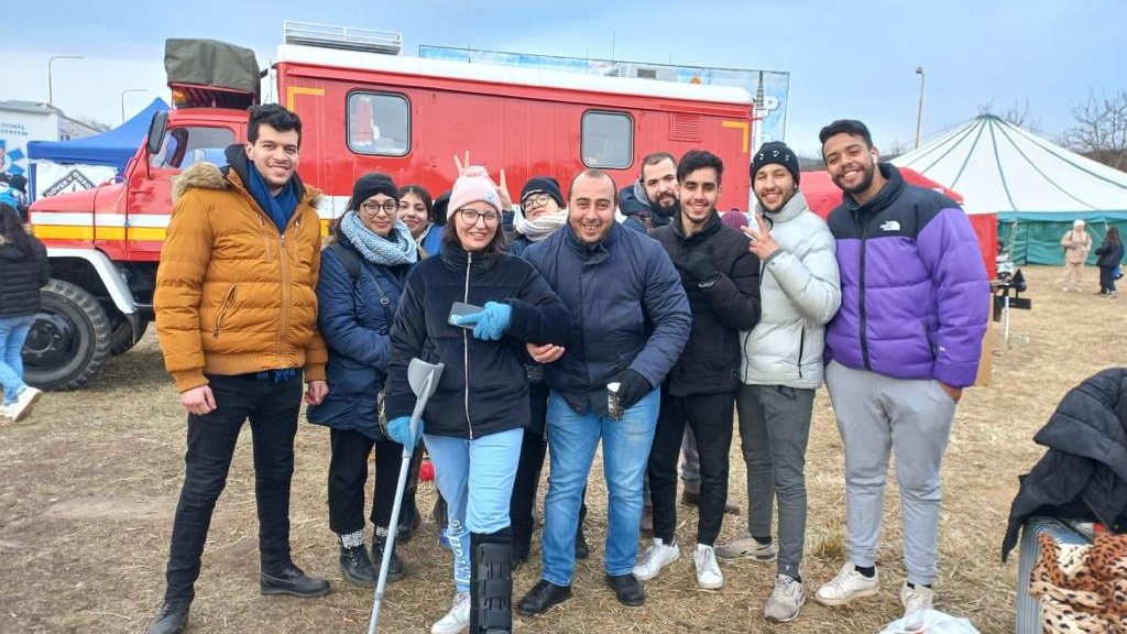 Des étudiants marocains qui poursuivaient leurs études en Ukraine, au point de passage frontalier avec la Slovaquie, le 5 mars 2022. 
