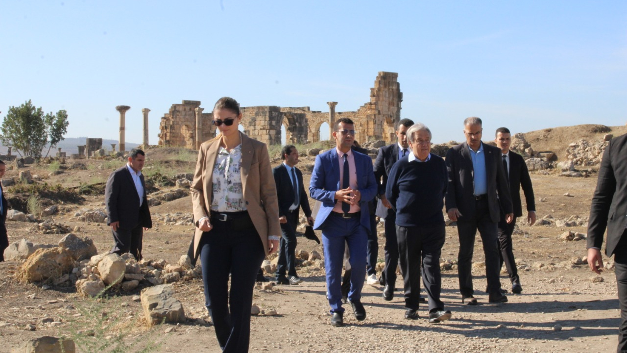 Le Secrétaire général de l'ONU, Antonio Guterres, lors de sa visite du site archéologique de Volubilis.
