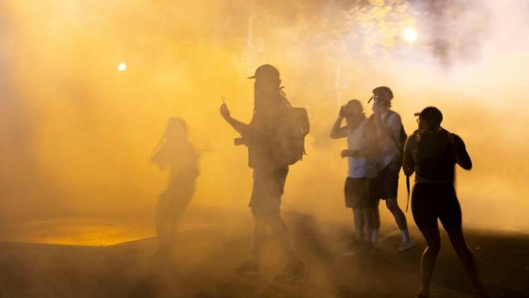 A Washington, des manifestants dans la fumée de gaz lacrymogènes devant la Maison-Blanche, le 30 mai 2020. 
