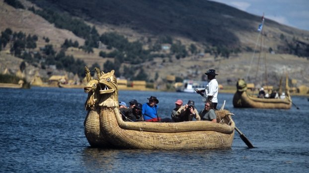 Balade au bord du lac Titicaca en Bolivie à bord de ces magnifiques barques en bois
