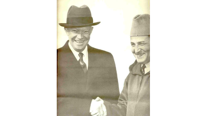 Le 22 décembre 1959, le roi Mohammed V s'entretient avec le président américain Eisenhower sur le départ des forces américaines du Maroc avant fin 1963.
