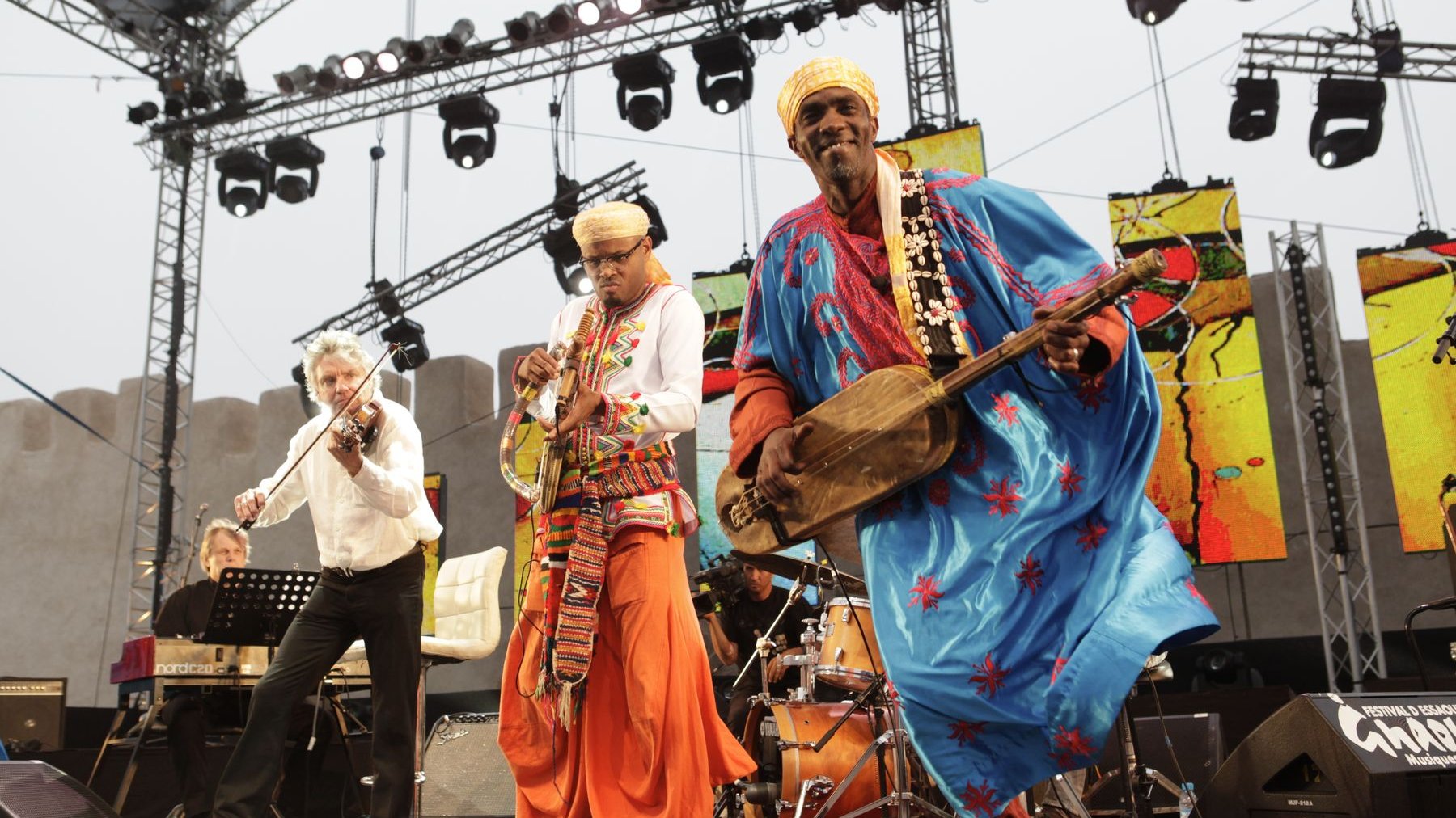 Maalem Hassan Bassou, emporté dans le tourbillon de la musique, Foulane, et Didier Lockwood qui improvisent sur les rythmes gnaouas. 
