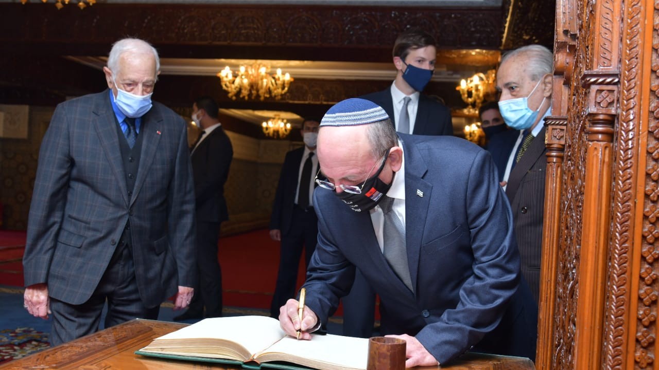 Meir Ben Shabbat signe, à son tour, le livre d'or au Mausolée Mohammed V.
