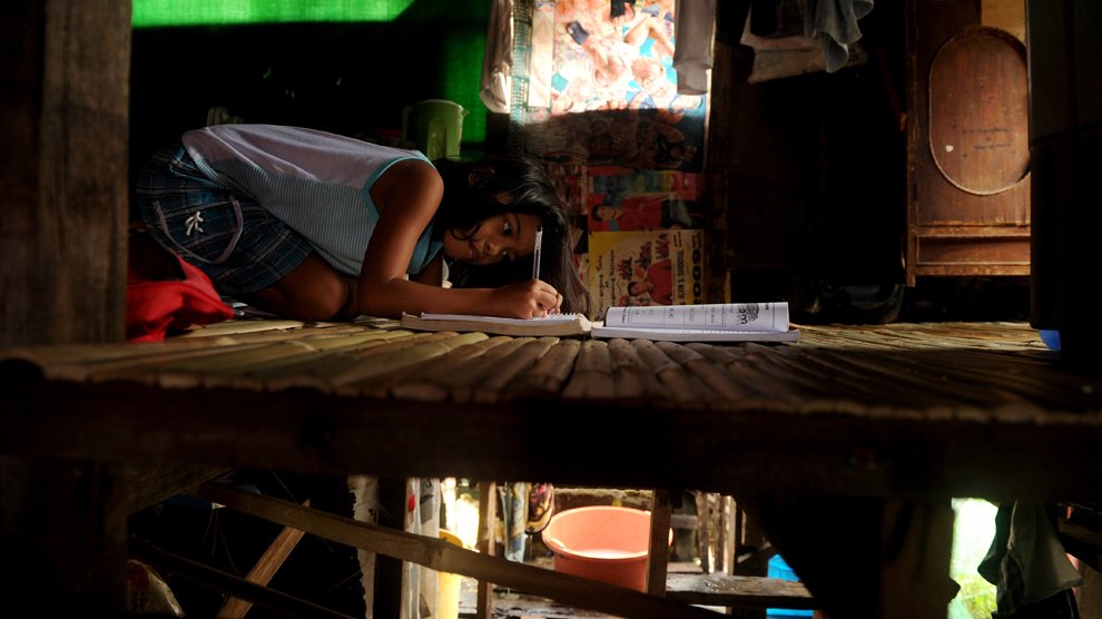 Genesis Tuazon, 8 ans, est à l'école primaire de Pangulo, à Manille. Studieuse, elle fait consciencieusement ses devoirs.
