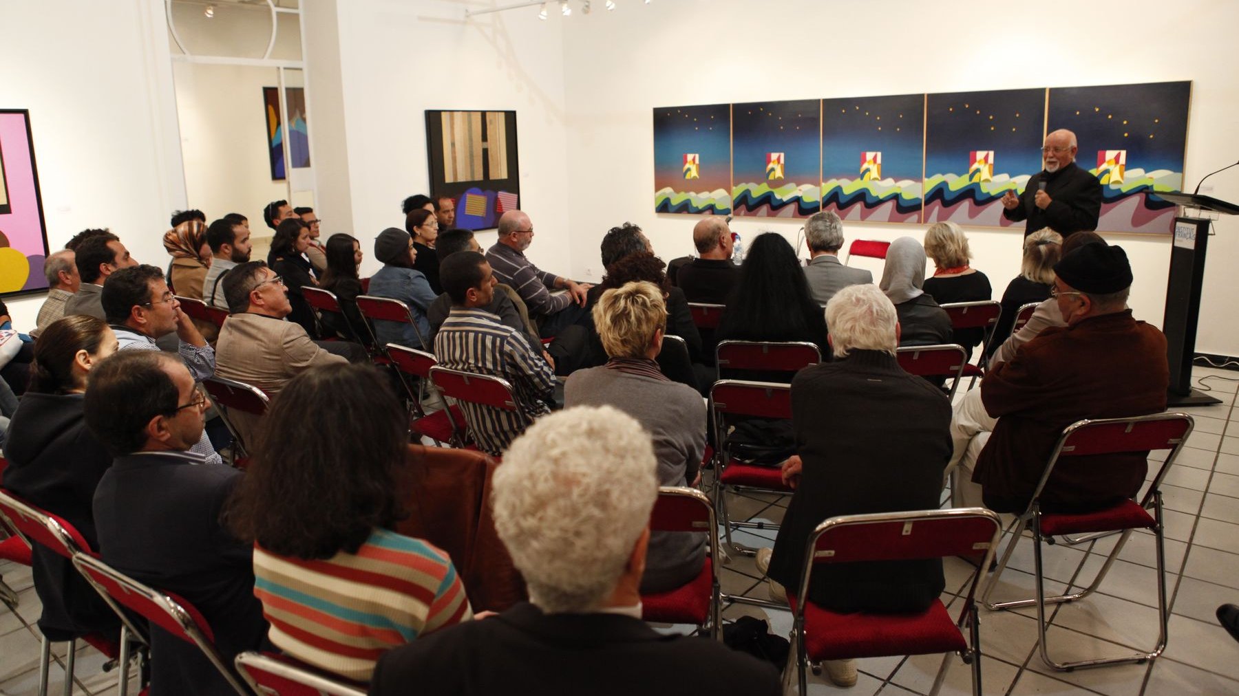 "De Tanger à Tanger": La conférence de Mohamed Melehi a attiré foule. La galerie Delacroix a fait salle comble en cette soirée du 14 novembre où chacun est venu s'abreuver aux sources des mots de l'artiste et de ses oeuvres.  
