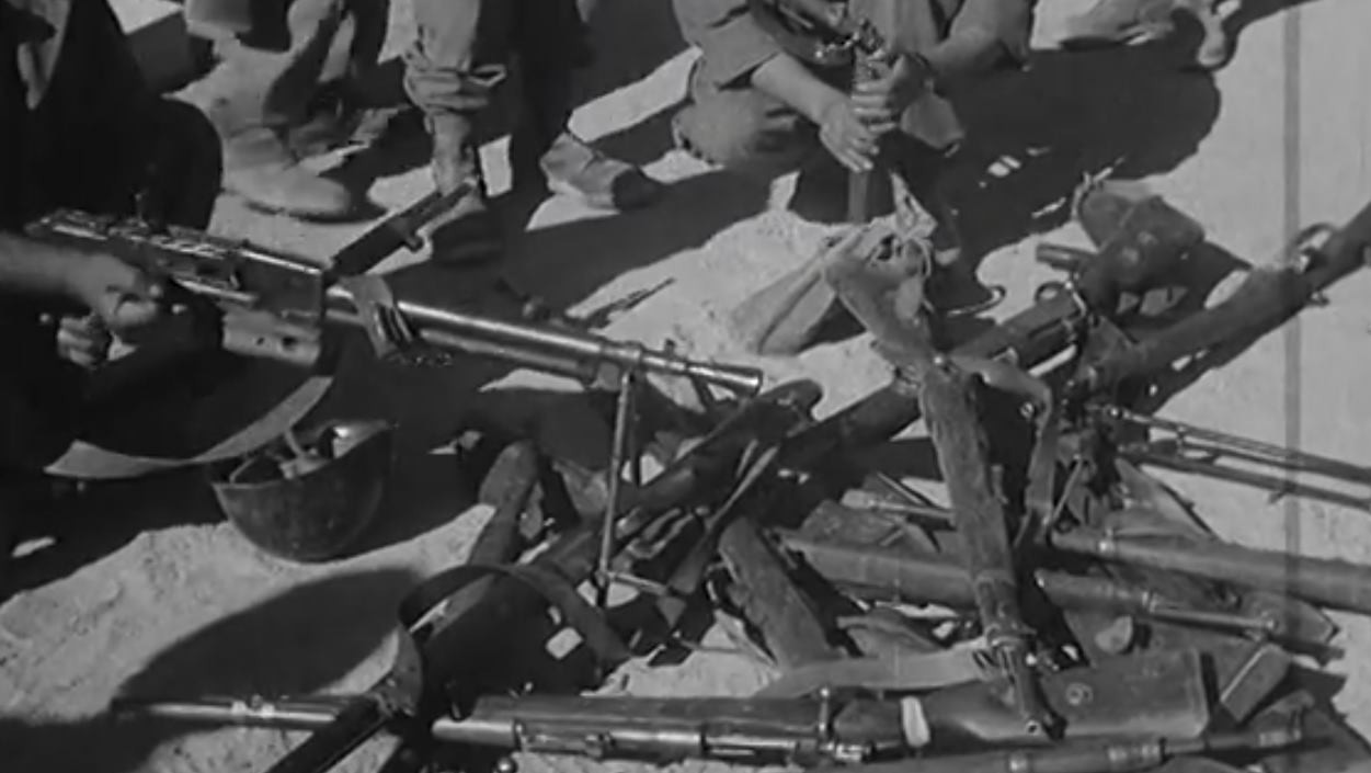 Des armes saisies après la déroute d'une unité algérienne.
