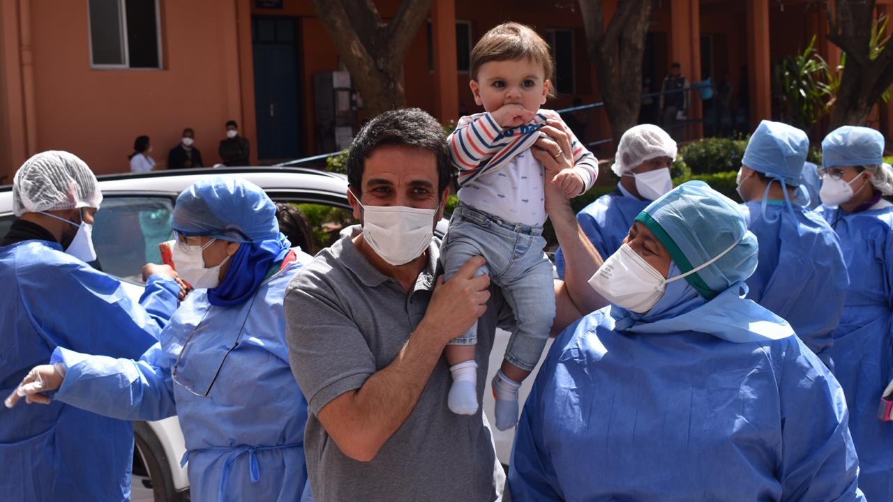 Lino et son père avec un membre du staff médical devant l'hopital Arrazi de Marrakech.
