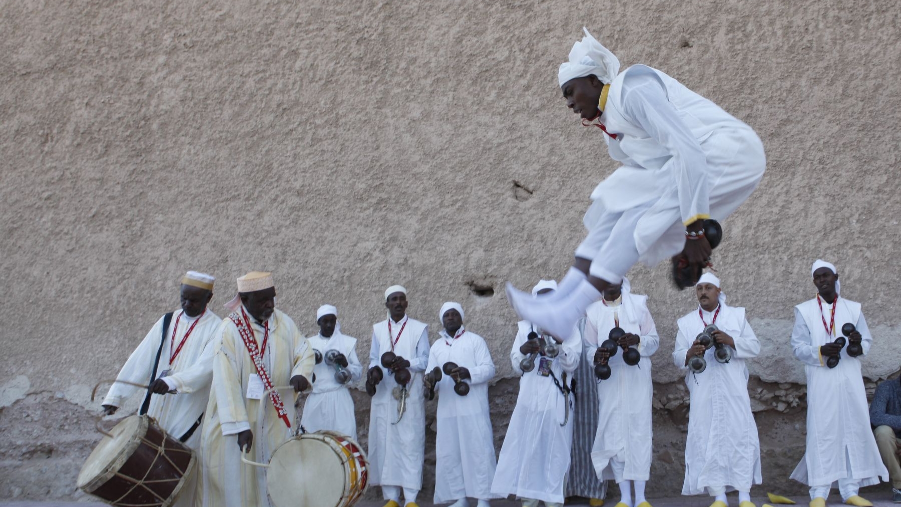Chants et danses annoncent le lancement du moussem gnaoui des temps modernes

