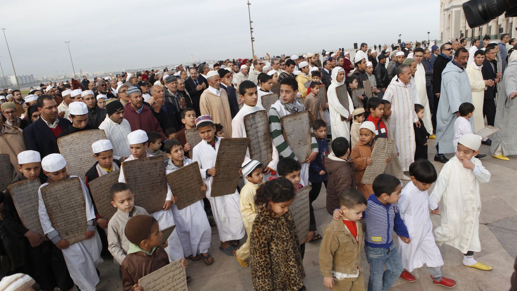 Des milliers de casablancais ont pris le chemin de la mosquée Hassan II, ce vendredi, pour accomplir ensemble la prière rogatoire.

