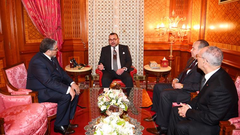 Le roi Mohammed VI recevant le ministre de la Justice et des Libertés, Mustapha Ramid et le ministre des Habous et des Affaires islamiques, Ahmed Toufiq en présence du conseiller royal Fouad Ali El Himma.
