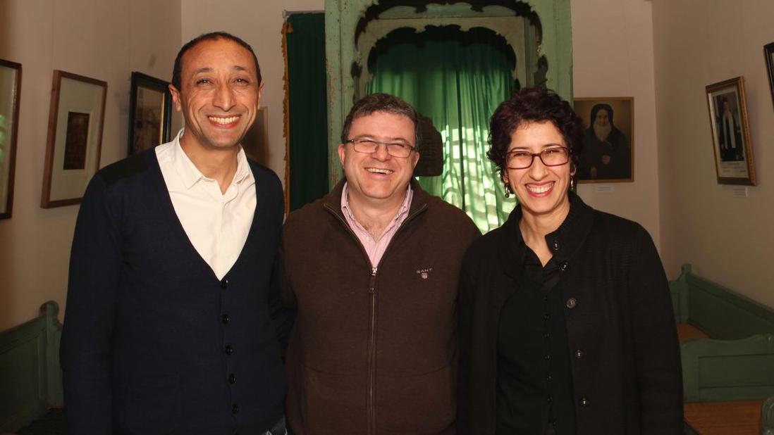 De gauche à droide : Les réalisateurs Faouzi Bensaidi et Younes Laghrari ainsi que Zhor Rehihil, Conservatrice du Musée du Judaïsme marocain.
