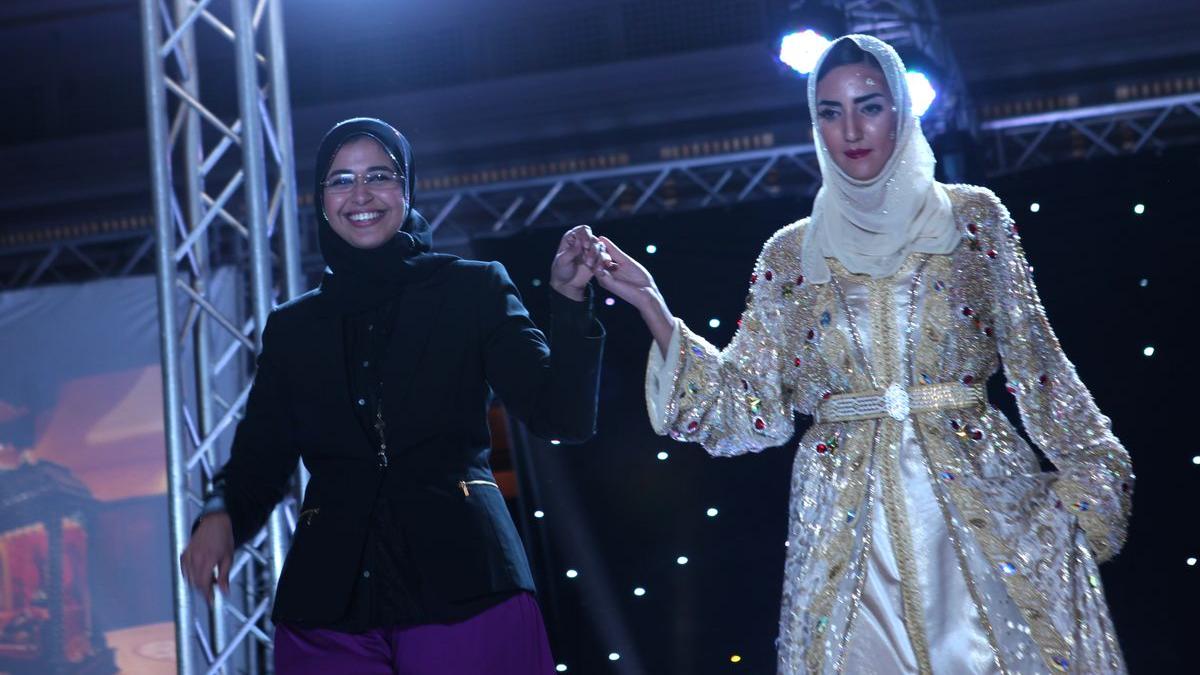 المصممة هجر الرميد ابنة وزير العدل والحريات مصطفى الرميد أثناء تقديمها لتصاميمها في حفل "سفراء القفطان"
