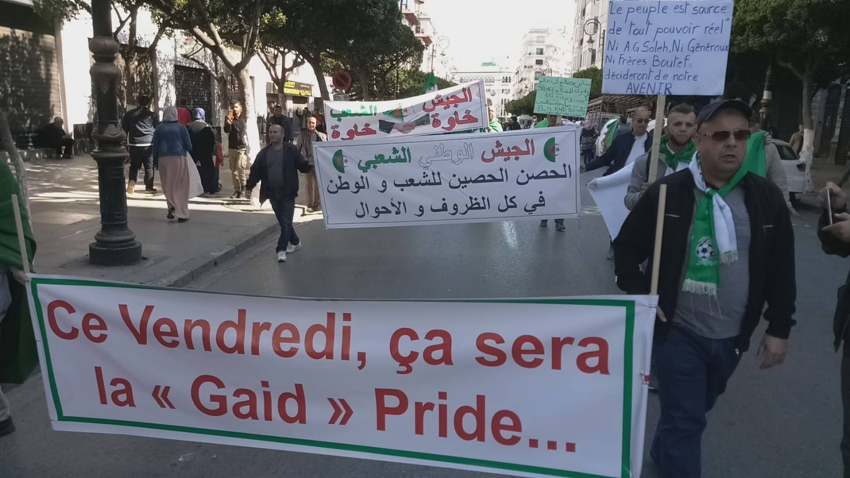 Des Algériens manifestent contre le général Gaïd Salah, le 29 mars à Alger.
