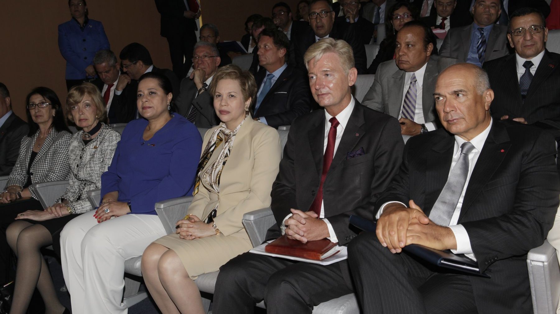 Lalla Joumala Alaoui entourée de Miriem Bensalah, présidente de la CGEM, et Clive Alderton, ambassadeur britannique à Rabat.
