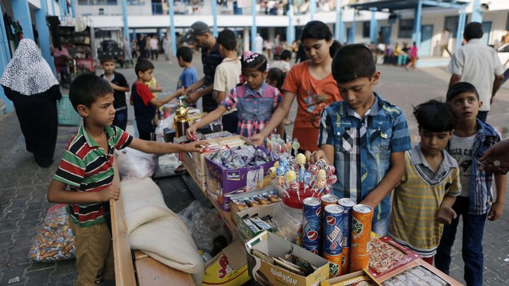 Malgré un Aïd El Fitr au goût de deuil, des enfants palestiniens, réfugiés à Jabalaya dans une école de l'ONU, ont pu vivre un moment de douceur. 

