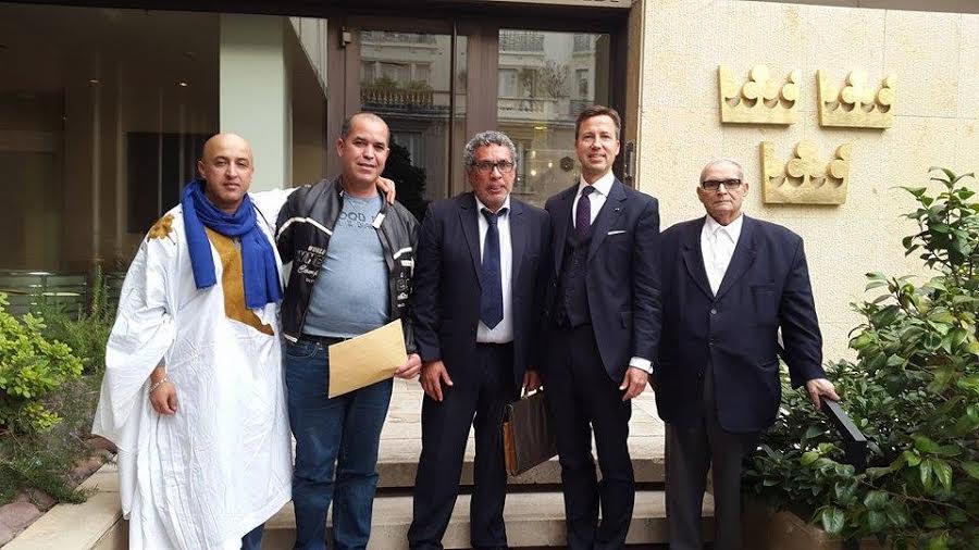 La délégation de représentants d'ONG marocaines aux côtés du conseiller politique de l'ambassadrice de Suède à Paris, Martin Rahm.
