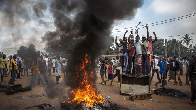 Le 2ème prix "General News" est revenu à cette photo prise le 17 novembre 2013 et représentant des manifestants descendus dans la rue à Bangui, Centrafrique, pour demander la démission du président Michel Djotodia.
