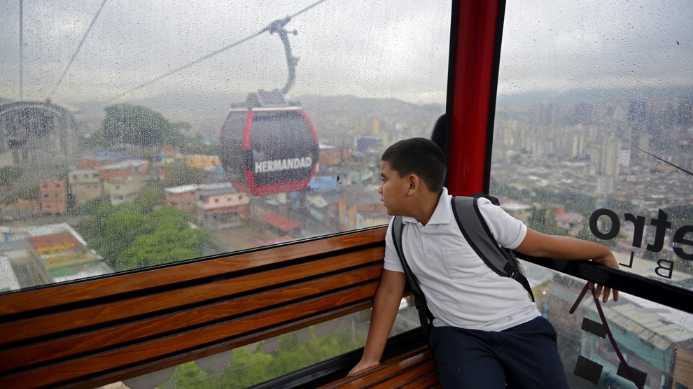 Leobardo Medina, 8 ans, se rend à l'école en périphérique! Caracas, Venezuela
