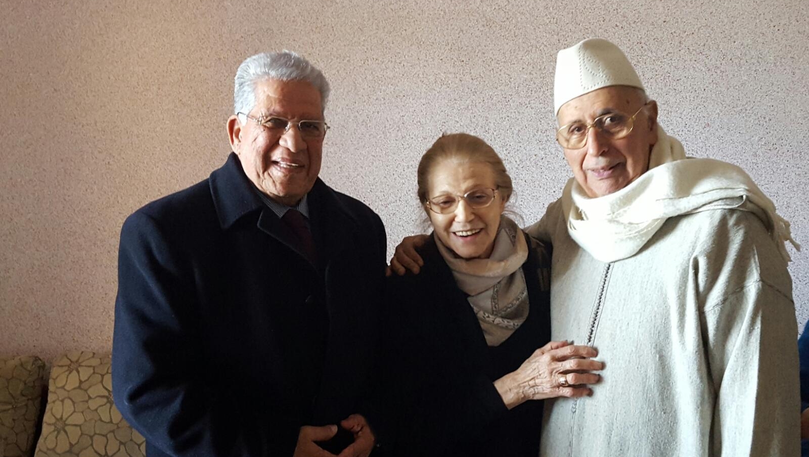 Mohamed Elyazghi avec la veuve d'Aït Ahmed et le S.G du FFS.
