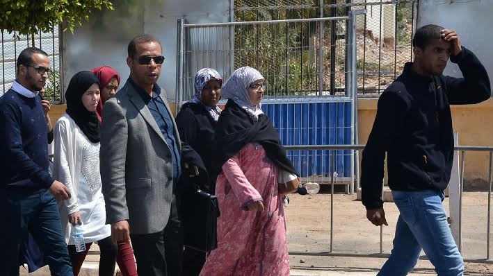 A la sortie du tribunal, l'avocat de Khaoula et sa maman (en rose).
