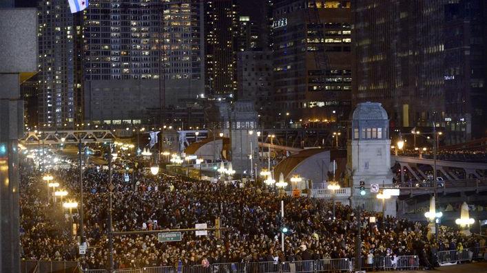 Ils étaient des milliers, cette nuit, à être descendus dans les rues de Chicago pour assister à l'époustouflante performance de Nik Wallenda. 
