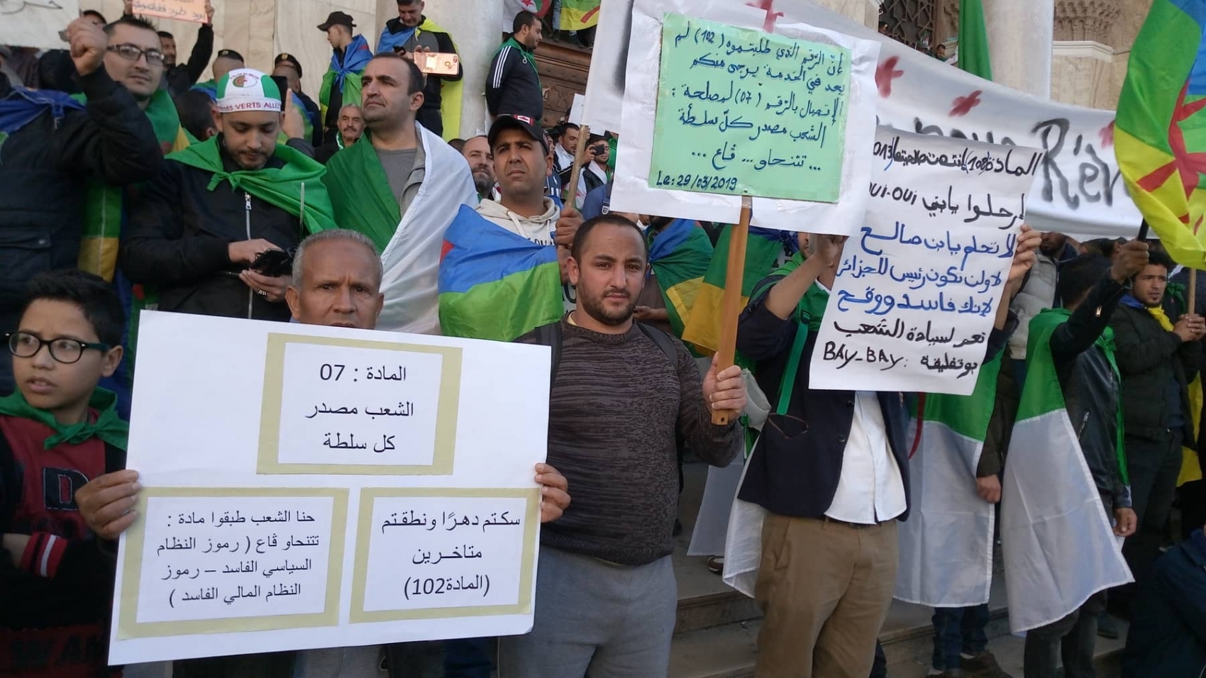 Des Algériens manifestent contre le général Gaïd Salah, le 29 mars à Alger.
