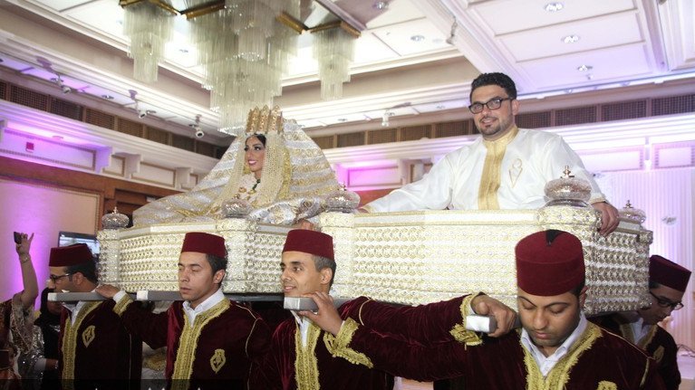 L'incontournable rituel propre au mariage marocain : le moment où, hissés sur les 'Ammarias, les mariés sont promenés parmi les invités. 
